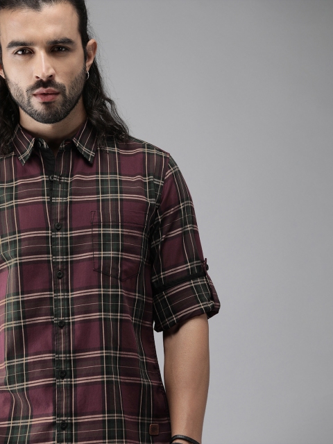 

Roadster Men Maroon & Green Regular Fit Checked Casual Shirt