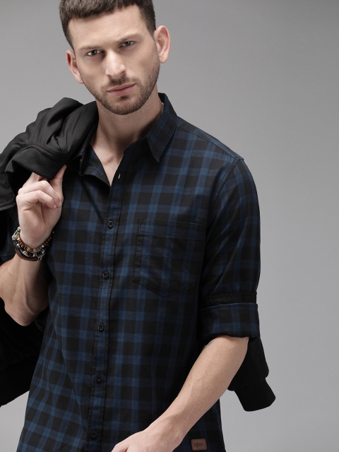 

Roadster Men Blue & Black Regular Fit Checked Casual Shirt