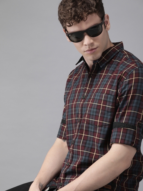 

Roadster Men Maroon & Grey Regular Fit Checked Casual Shirt