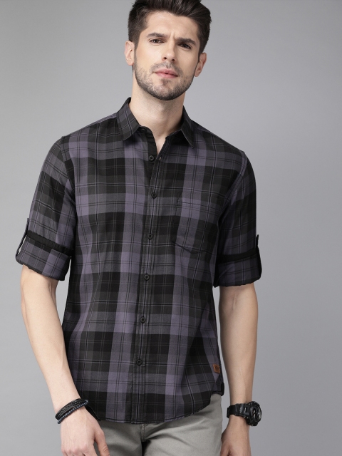 

Roadster Men Black & Lavender Regular Fit Checked Casual Shirt