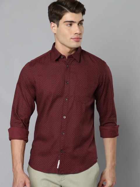 

Indian Terrain Men Maroon & Black Pure Cotton Chiseled Fit Printed Casual Shirt