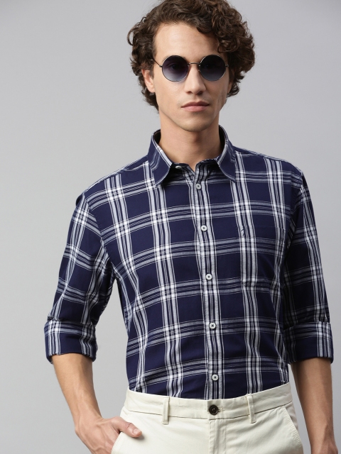 

Indian Terrain Men Navy Blue & White Regular Fit Checked Casual Shirt