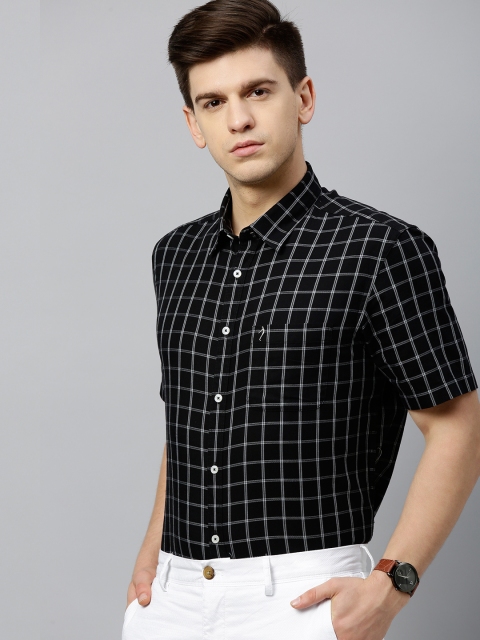 

Indian Terrain Men Black & White Slim Fit Checked Smart Casual Shirt