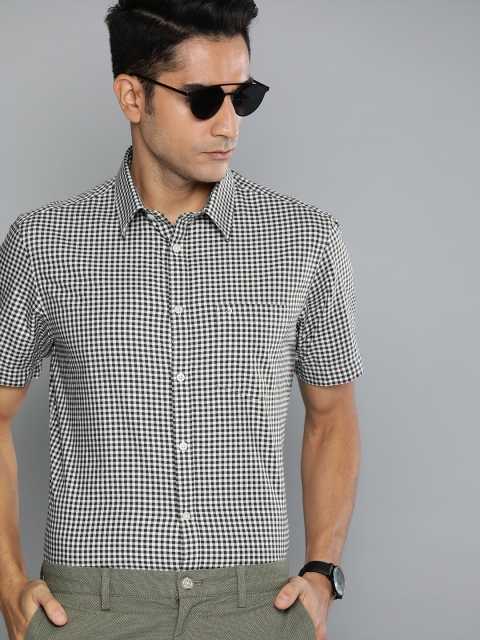 

Indian Terrain Men Black & White Slim Fit Checked Casual Shirt