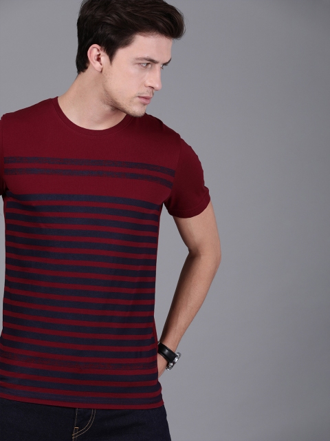 

WROGN Men Red & Navy Blue Striped Slim Fit Round Neck T-shirt