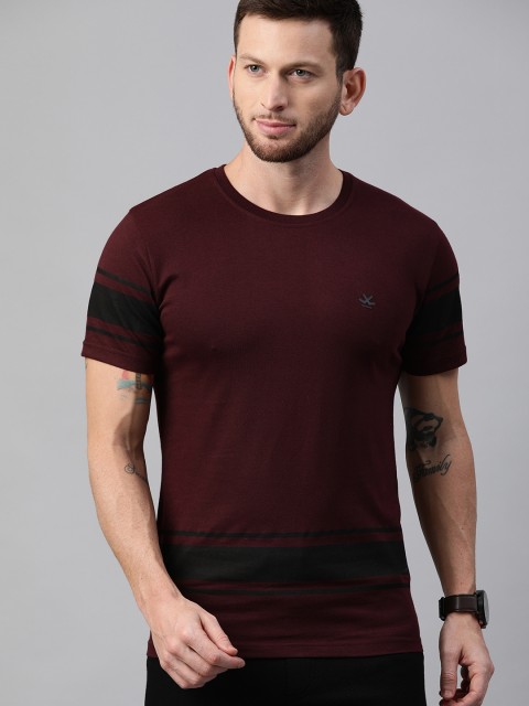 

WROGN Men Maroon Solid Round Neck T-shirt
