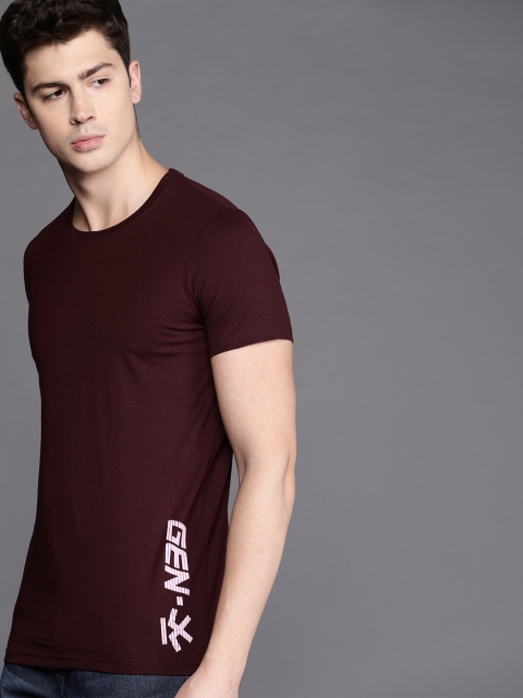 

WROGN Men Maroon Solid Round Neck T-shirt With Print Detail