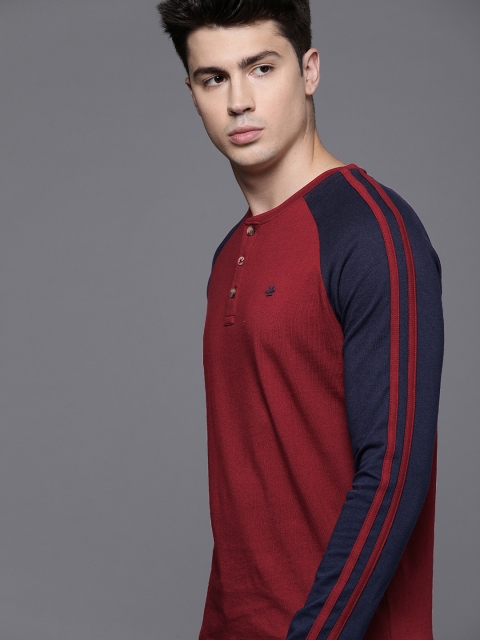 

WROGN Men Maroon Solid Slim Fit Henley Neck T-shirt With Striped Sleeves