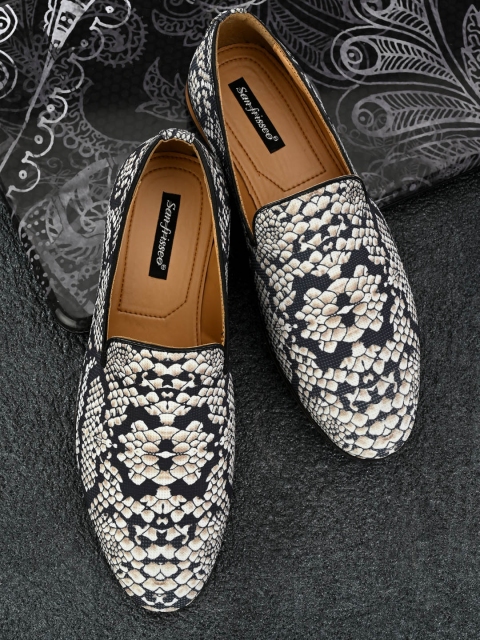 

San Frissco Men Grey & White Printed Loafers