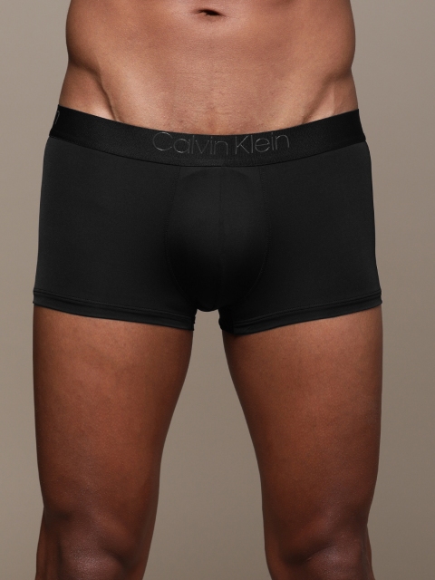 

Calvin Klein Underwear Men Black Solid Trunks NB2180001