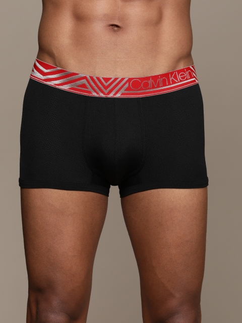 

Calvin Klein Underwear Men Black Solid Low Rise Trunk NB2434001