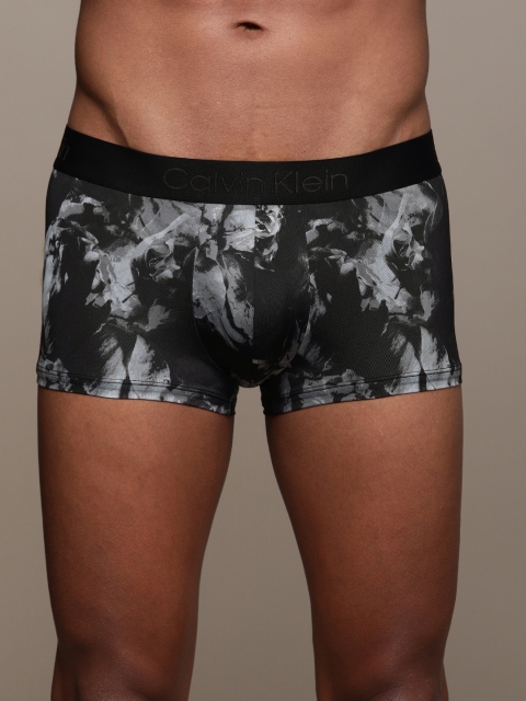 

Calvin Klein Underwear Men Black Printed Trunks NB2393FB7