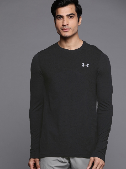 

UNDER ARMOUR Men Black Seamless Self Design Sports T-shirt