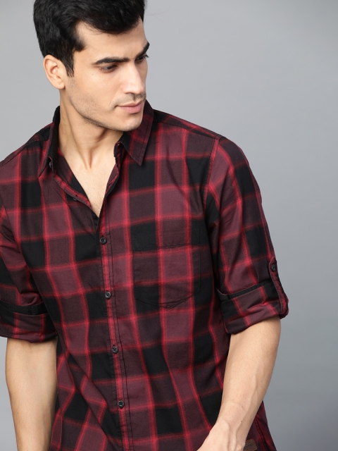 

Roadster Men Black & Red Regular Fit Checked Casual Shirt