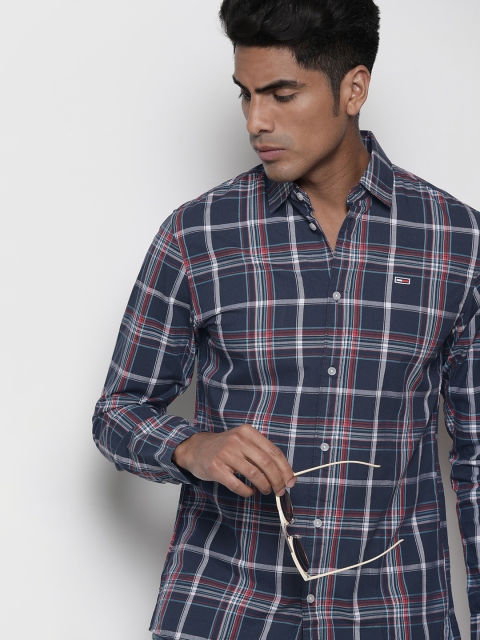 

Tommy Hilfiger Men Navy Blue & White Regular Fit Checked Casual Shirt