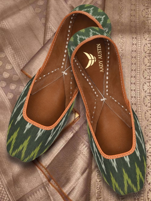 

AADY AUSTIN Women Green Printed Leather Mojaris