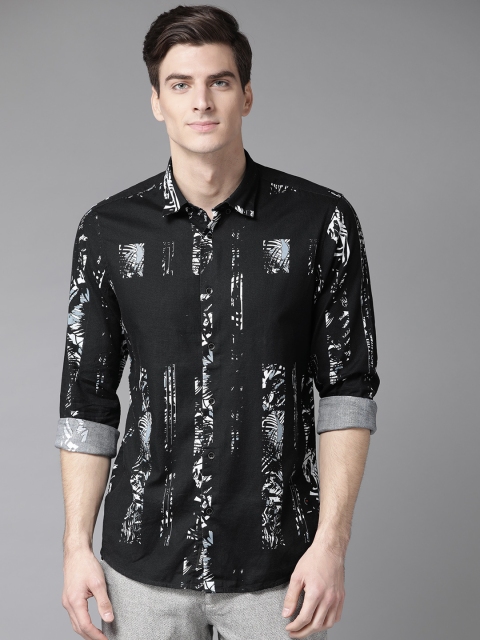 

Blackberrys Men Black & White Trim Fit Printed Casual Shirt