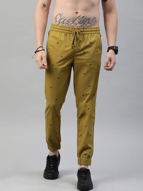 

Roadster Men Khaki & Black Regular Fit Printed Cropped Joggers