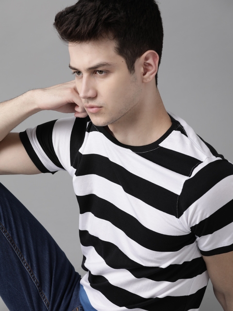 

Roadster Men White & Black Striped Round Neck T-shirt