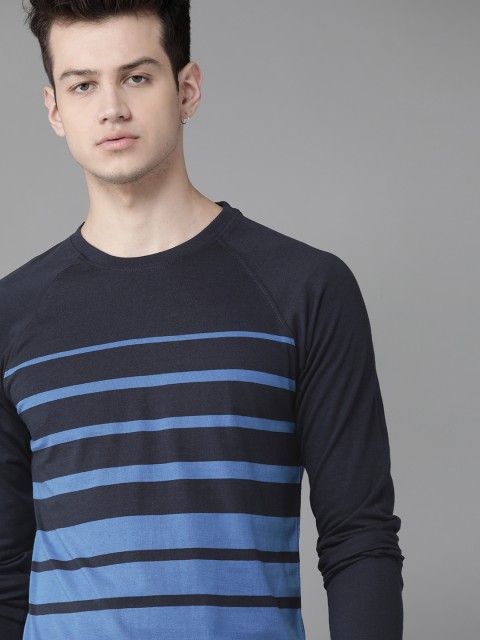 

Roadster Men Blue Striped Round Neck T-shirt