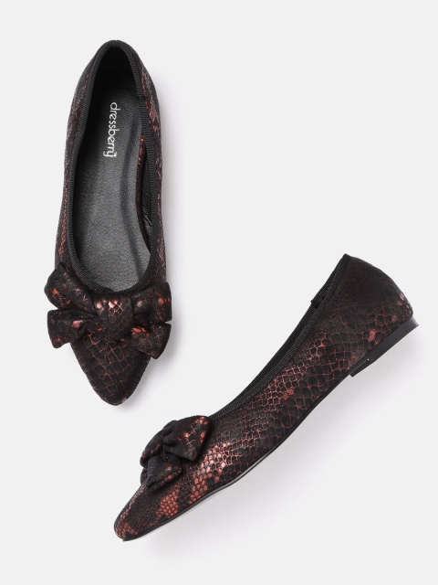 

DressBerry Women Black & Red Snakeskin Textured Ballerinas