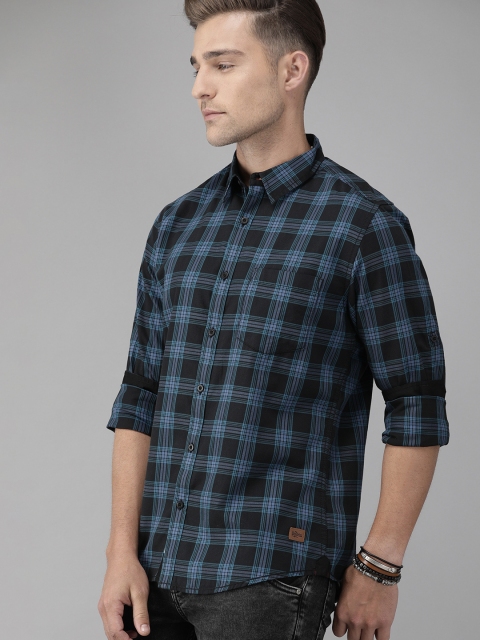 

Roadster Men Black & Blue Regular Fit Checked Casual Shirt