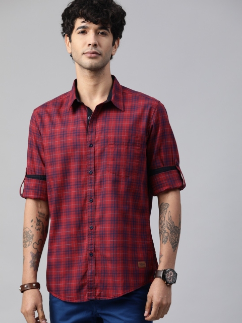 

Roadster Men Maroon & Navy Blue Regular Fit Checked Casual Shirt