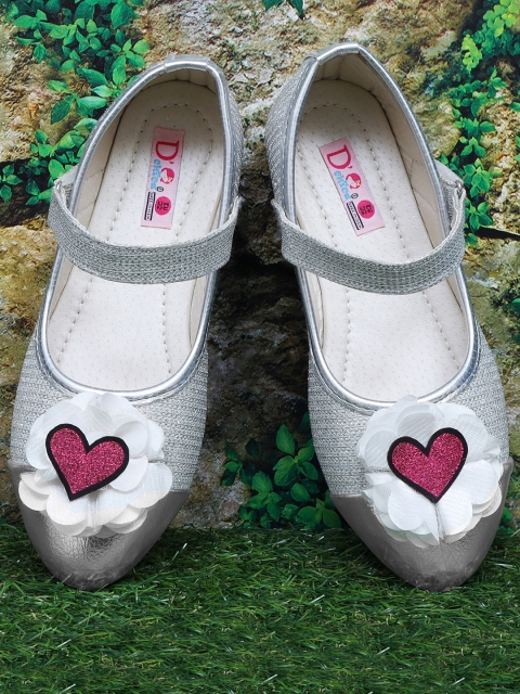 

DChica Girls Silver-Toned Solid Ballerinas