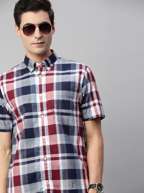 

Tommy Hilfiger Men Navy Blue & White Regular Fit Checked Casual Shirt