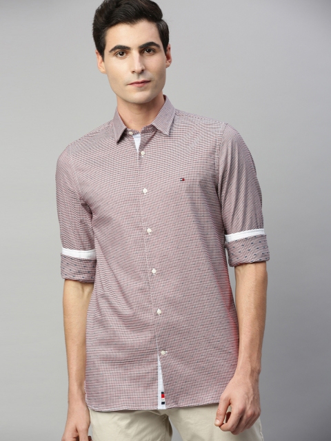 

Tommy Hilfiger Men Maroon & White Slim Fit Hound's-tooth Self Design Casual Shirt