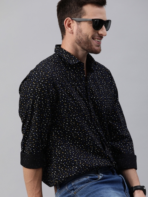 

Mast & Harbour Men Black & White Regular Fit Printed Casual Shirt
