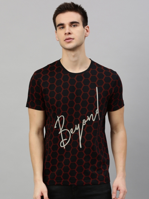

HERENOW Men Black Red Geometric Printed Round Neck Pure Cotton T-shirt