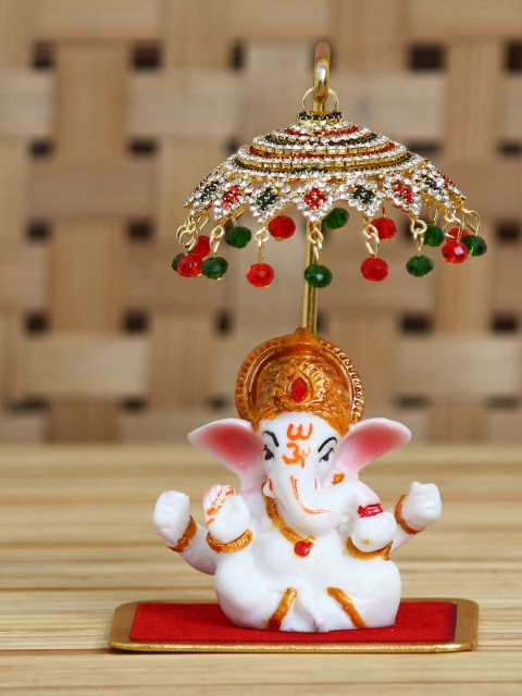 

eCraftIndia White & Gold-Toned Handcrafted Lord Ganesha Idol With Chatri Showpiece