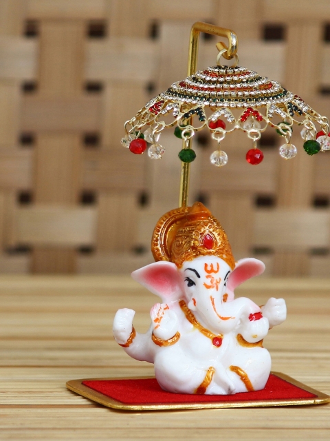 

eCraftIndia White & Gold-Toned Handcrafted Lord Ganesha Idol With Chatri Showpiece