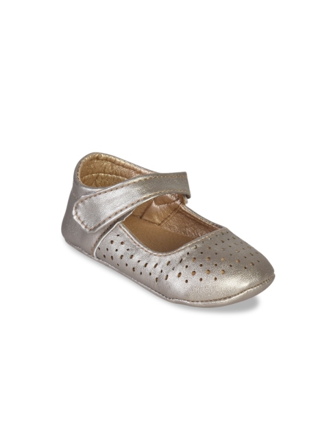 

Kiwi Girls Gold-Toned Woven Design Leather Ballerinas