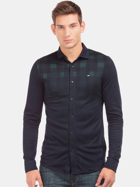 

Arrow Sport Men Navy Blue & Green Regular Fit Ombre Checked Casual Shirt