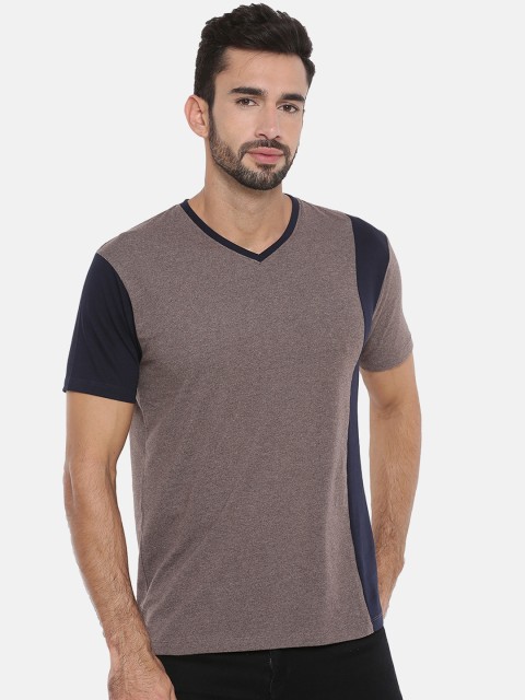 

Braveo Men Taupe & Navy Blue Slim Fit Colourblocked V-Neck T-shirt