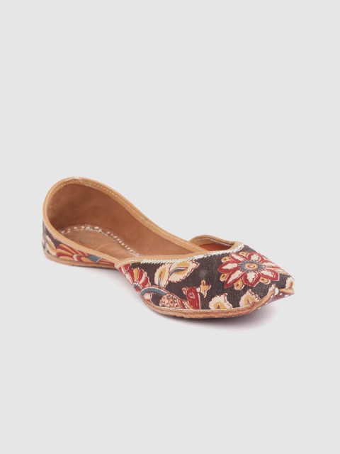 

Ekta Women Coffee Brown & Red Kalamkari Print Handcrafted Mojaris