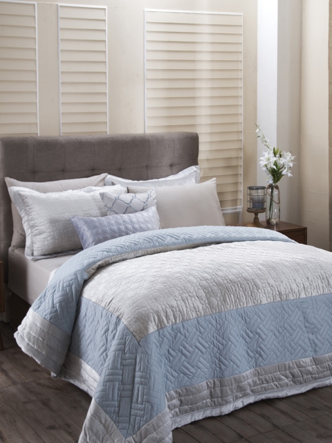 

MASPAR Blue & Grey Solid Fretwork Zellige 310 GSM Double 8 Piece Quilt Set