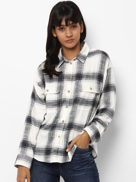 

AMERICAN EAGLE OUTFITTERS Women White & Black Slim Fit Checked Casual Shirt