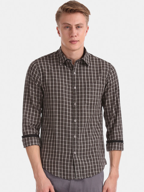 

Ruggers Men Grey & Off-White Regular Fit Checked Casual Shirt