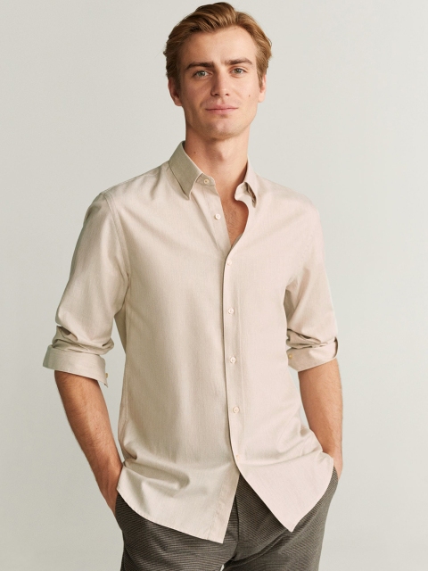 

MANGO MAN Beige Slim Fit Solid Smart Casual Shirt