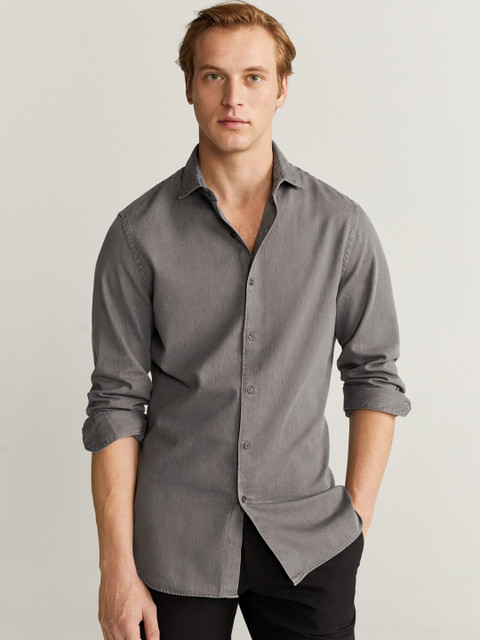 

MANGO MAN Charcoal Grey Slim Fit Solid Chambray Casual Shirt