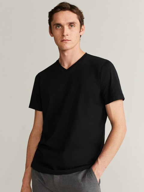 

MANGO MAN Men Black Solid V-Neck T-shirt