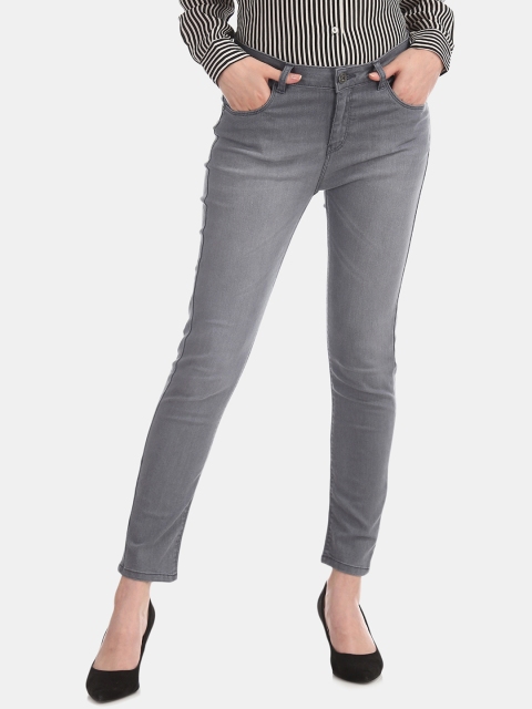 

Sugr Women Grey Regular Fit Mid-Rise Clean Look Stretchable Cropped Jeans