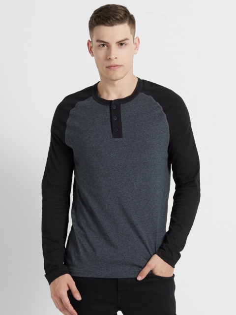 

Jockey Men Grey Melange Solid Henley Neck Tshirt With Contrast Sleeves