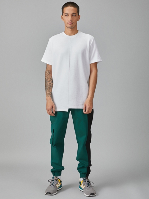 

Bhaane Men Green & Black Tapered Fit Solid Joggers