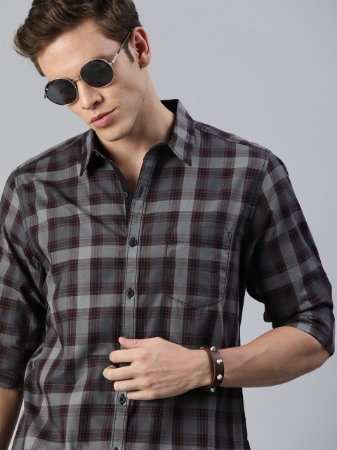 

Roadster Men Grey & Maroon Regular Fit Checked Casual Shirt