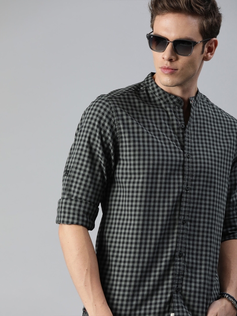 

Roadster Men Grey & Black Regular Fit Checked Casual Shirt