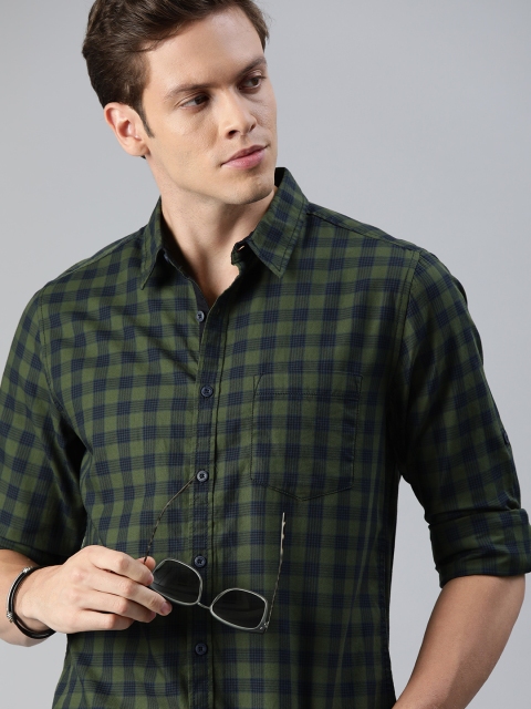 

Roadster Men Olive Green & Navy Blue Regular Fit Checked Casual Shirt